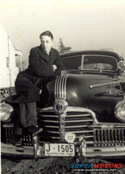 guy leaning on hood of old car, license plate says J-1505 Washington 1942