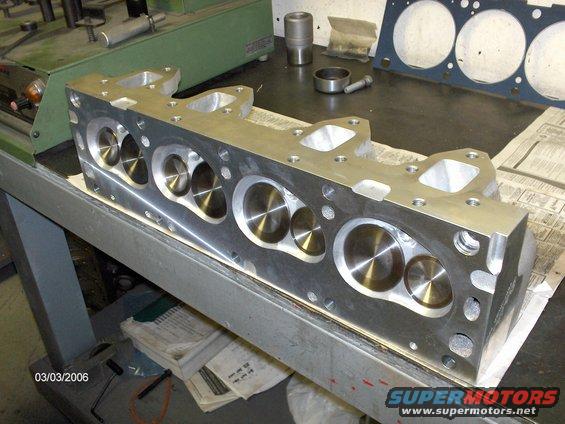 genesis481-014.jpg Four angle valve job. Dang those valves are huge 2.25" intake and 1.75" exhaust.