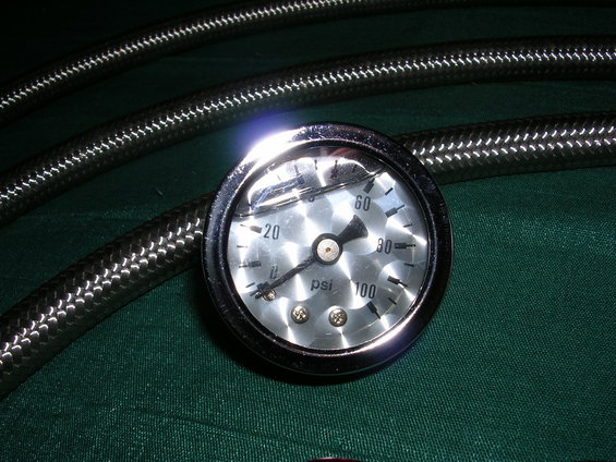 Pressure gauge with braided hose