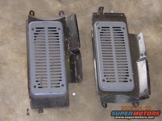 dscn1273.jpg pair of rear speaker brackets and covers