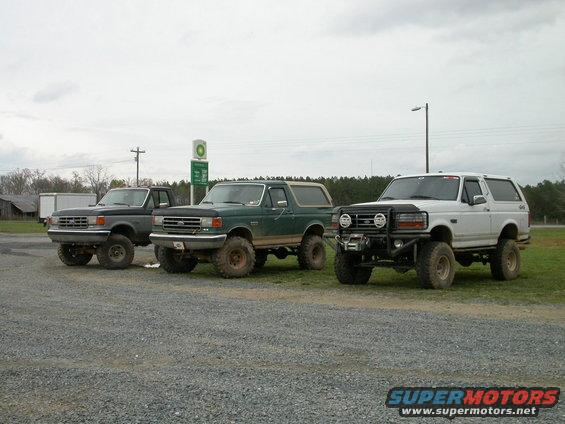 dscn4749.jpg Taking a little lunch break.  Right to left Project Lazarus, Dave's Bronc 90, and Juice 52