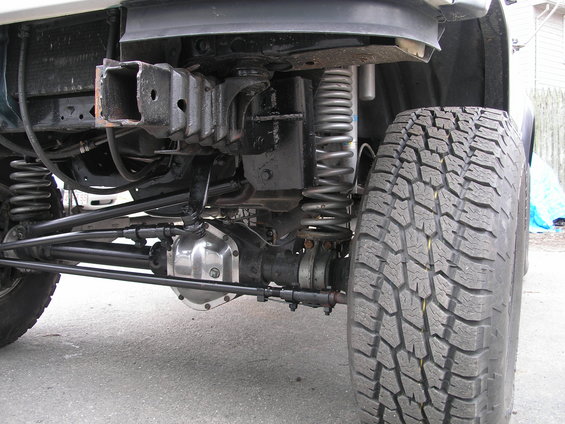 Rear axle and suspension of a lifted vehicle with off-road tire