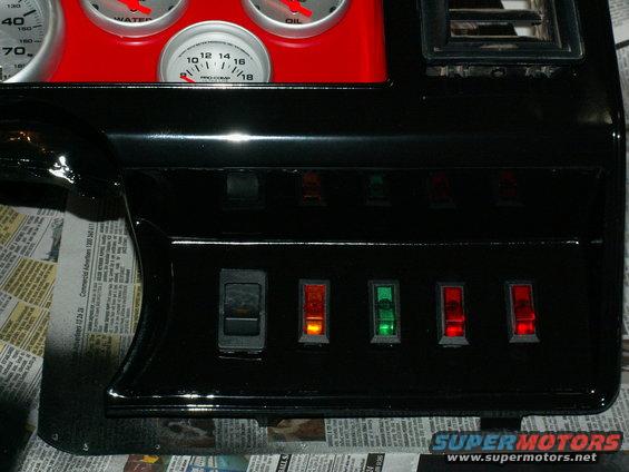 right switch panel...(L to R) hazard lights, foglights, air compressor on/off override, front air locker, rear air locker.