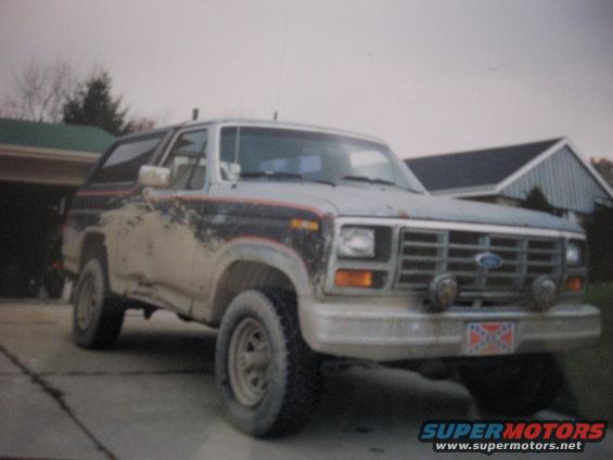 1978 Ford Bronco, 3/4 front view, silver with dark graphics