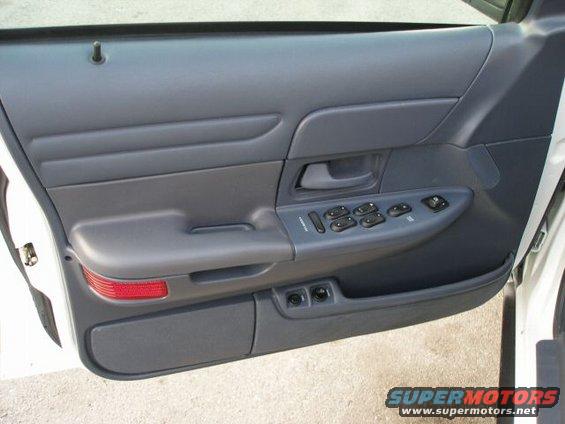 Note the trunk and fuel door buttons.