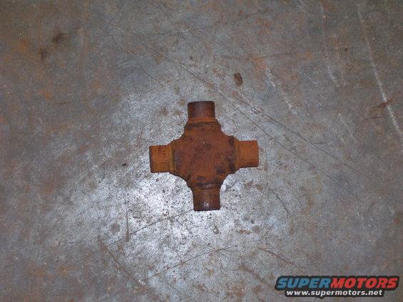 100_1645.jpg Here's one of the bodies of the u-joints. Rust everywhere, even where the needle bearings ride. 