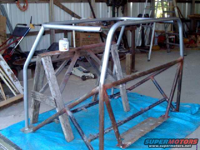 cagekit78.jpg Cage cut into 2 parts to remove for final welding; painting with 2 coats of Rustoleum "Hammered" 