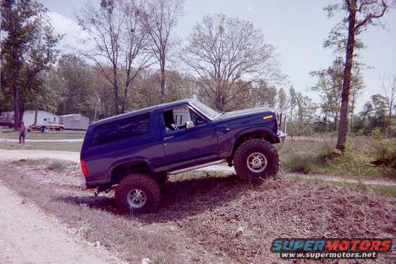 img20.jpg Another angle of the stalled out Bronc, edelbrock should stick to heads and intakes.