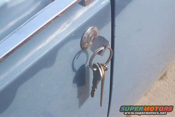 lincoln_011.jpg Factory key operating driver's door lock.