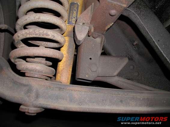 77passsideibeambracket1.jpg Passenger side I-beam bracket, you can see the stock rivets clearly
