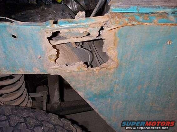 left_front_inner_fender_4.jpg Some of the rust problem I have to fix