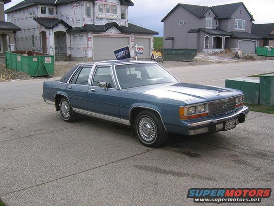 Blue 1988 Ford Crown Victoria LTD 3q-front view