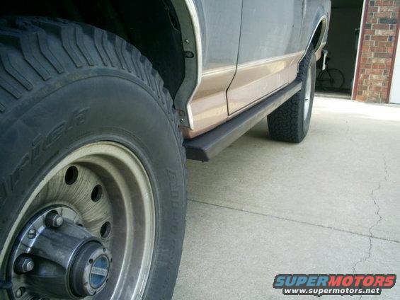 Side slider and wheel of a two-tone SUV