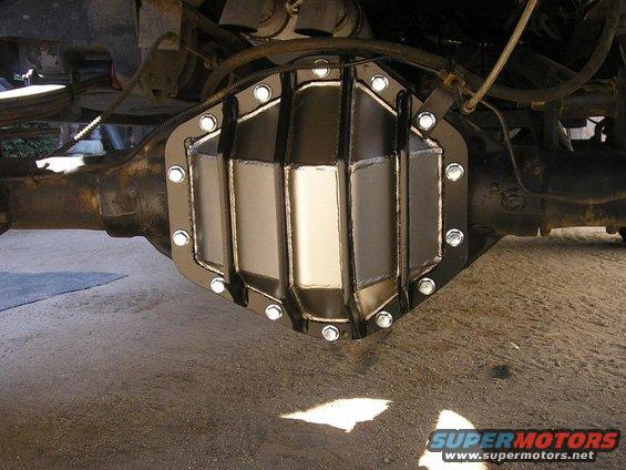 aftermarket differential cover bolted to rear axle