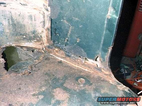 pict0017.jpg Driver's side, rusted corner area including B pillar.