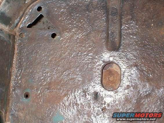 oct00056.jpg Passenger side corner, rusted areas.