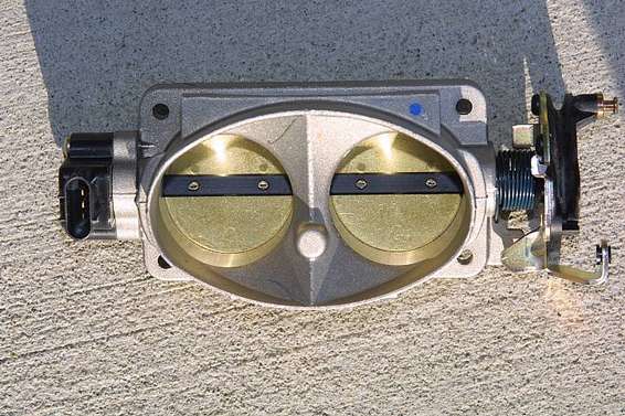 bullitt_throtle_body.jpg 