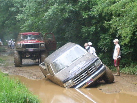 10.jpg one of my fav pics ever... thats my old truck... 1994 f150, 302, SAS front with a HP d44 and 4.56 gears....