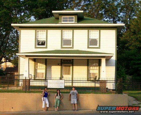 irma-y-muchachos-casa-de-clinton.jpg Clinton's old home in Hope, AR