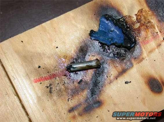 ant_09.jpg Fire up that pipe torche, and melt the plastic insulation of the butt, exposing the crimp connector.