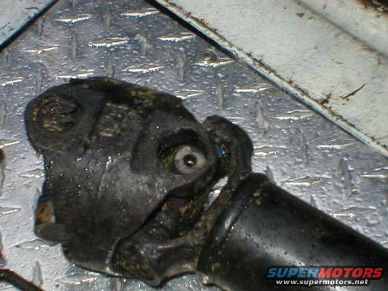 p1010088.jpg Clip & bearing cap gone too!  Tommy calls it a day.