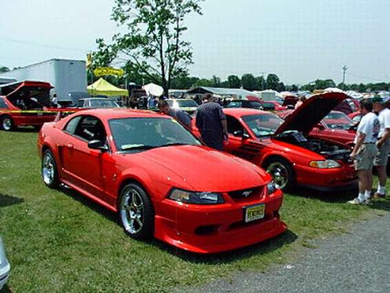 00rfr.jpg My 2000 Cobra R and the Shinoda Boss in the winners area....