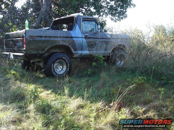 1979 Ford Bronco, 3q-front view, dark blue with lighter blue stripe