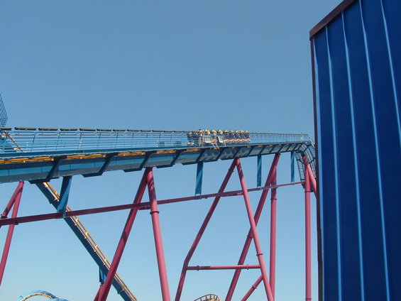 dscf0188.jpg The main lift for the ride Scream.