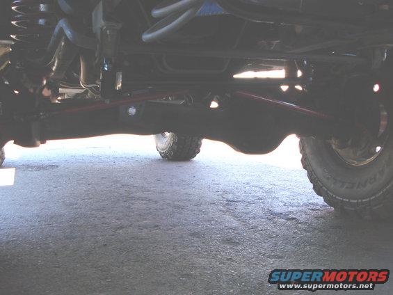 Vehicle underbody showing suspension and differential. Supermotors.net logo visible