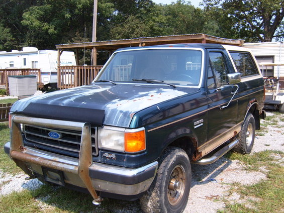 1993 Ford Bronco 3q-front view, dark green with tan stripe and brush guard
