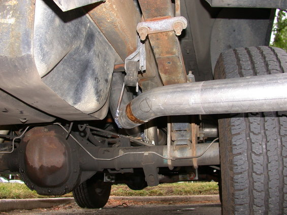 Exhaust pipe and rear axle assembly of a vehicle