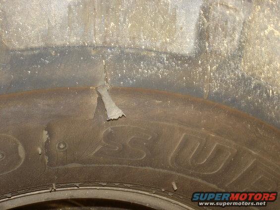 dsc09313.jpg Gash on the 2nd damaged tire.