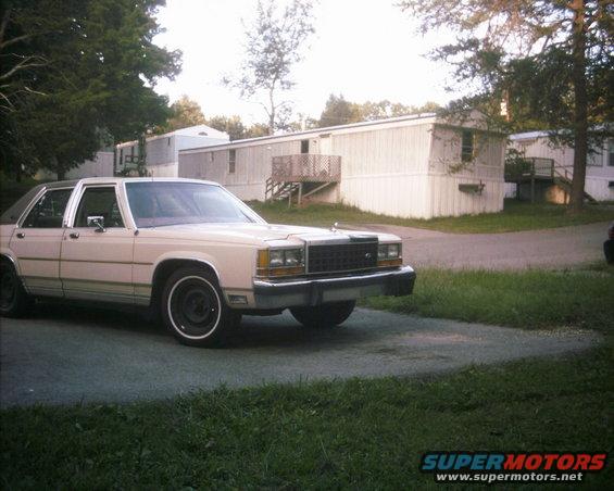 Beige 1985 Ford Crown Victoria LTD sedan, 3/4 front view