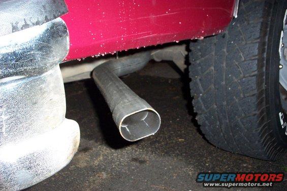 Rear bumper and exhaust pipe of a red vehicle