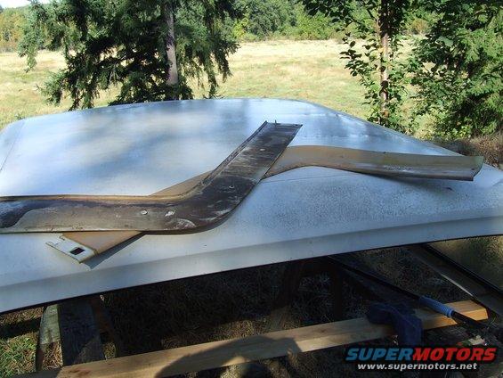 White vehicle roof with detached trim pieces