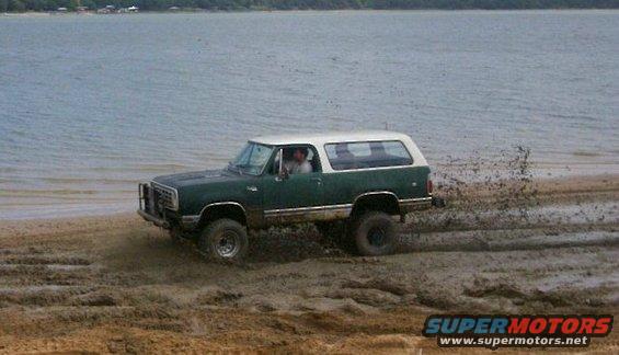 kens-74-ramcharger-slingin-shoreline-mud.jpg Ramcharger slingin' shoreline mud