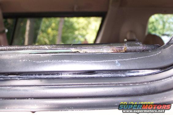 100_1065.jpg The cable inside the tubs that opens and closes the windows.