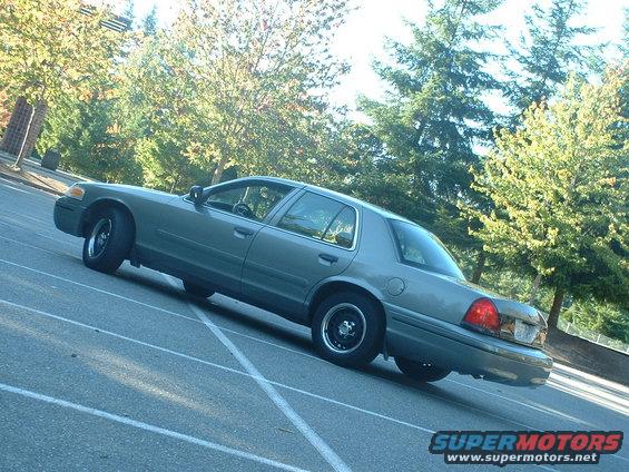Gray 2000 Ford Crown Victoria sedan, 3q-front view