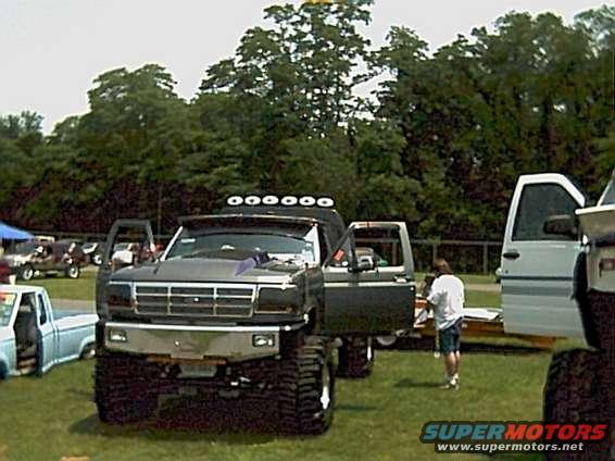 jam078.jpg Lifted F-Series
w/hydraulic bed lift