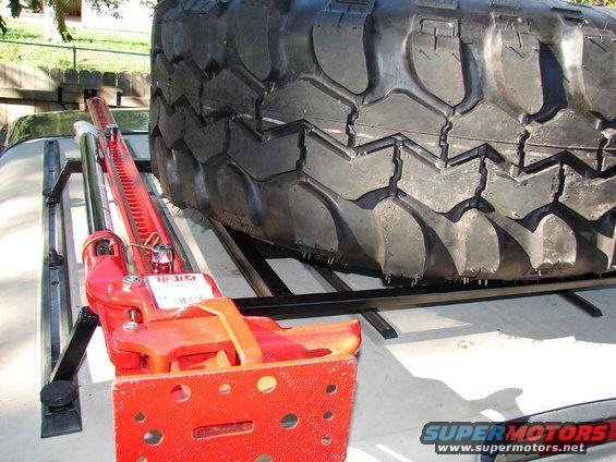 96-bronco-tire-carrier-006.jpg 