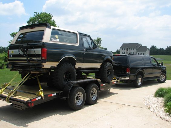 pepe-on-trailer-x-pulling.jpg Pepe on Trailer Behind X