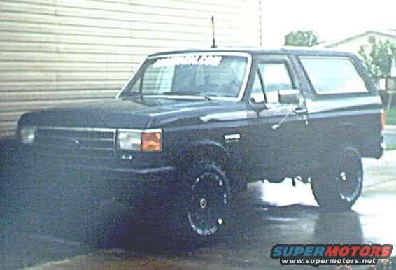 bronco_pose_1.jpg May, 3, 2003. NEW tires FINALLY!!! Kumho 33x12.50 MT's