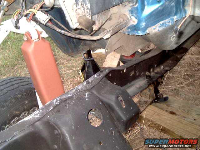 84sas34.jpg F350 shock tower, rear hanger bolted into frame (will be welded, too)