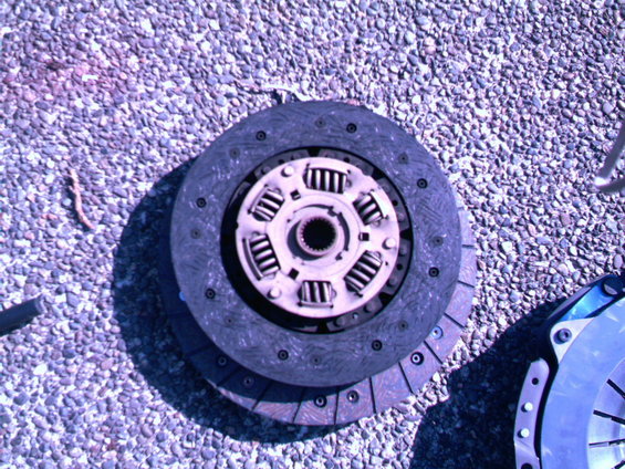 Clutch assembly with pressure plate and friction disc on gravel