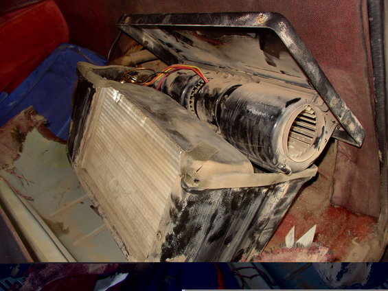 Air conditioning unit with fan and evaporator