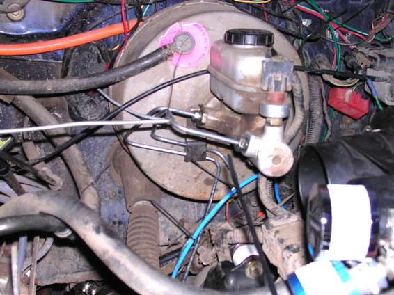 newbrakes.jpg bent all new brake lines since I removed the 4wabs computer.  Stock ford is metric, so you need to re-use these fittings.  the skyjacker drop line on the 44 is standard.