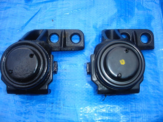 dsc03431.jpg Drivers side mounts (RH Drive) 

Top view
Used Eunos Presso K8 Mount on left 
New Mazdaspeed mount on right