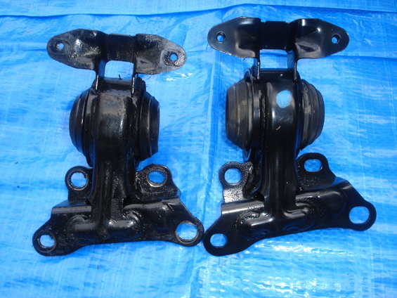 dsc03433.jpg Comparison top view of Passenger side mount (RH drive) 
Used Eunos Presso K8 mount on left 
New Mazdaspeed mount on right