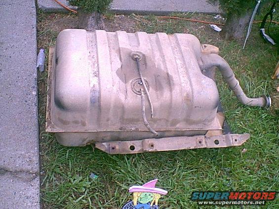 gas-tank2.jpg here is the 33 gallen fuel tank and skid plate ont the front lawn.