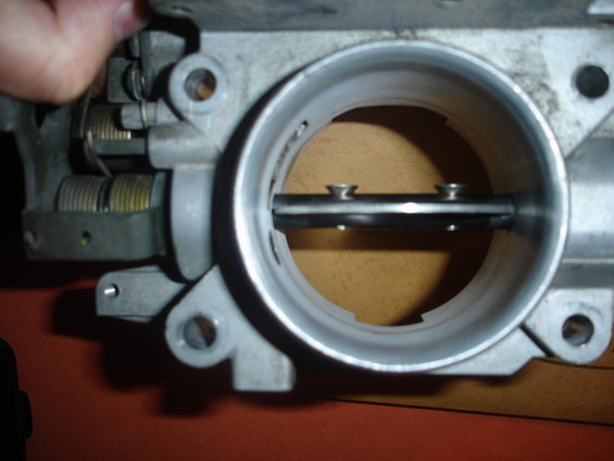 Throttle body interior with butterfly valve